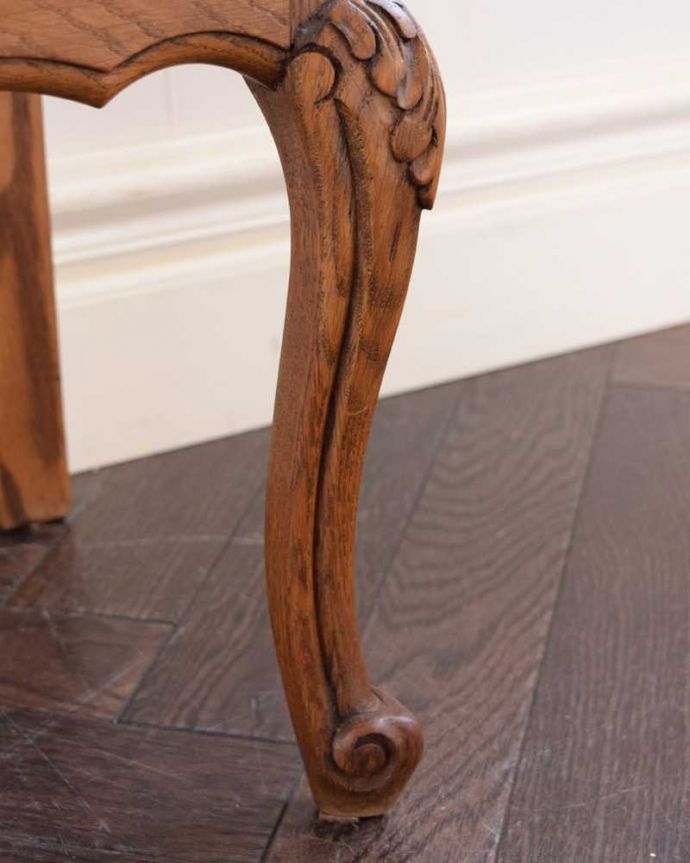 アンティークのチェスト　アンティーク家具　南フランスのアンティーク家具、彫りが美しいベッドサイドチェスト（２段） 。女性1人でもラクラク運べますHandleのアンティークは、脚の裏にフェルトキーパーをお付けしています。(j-2334-f)