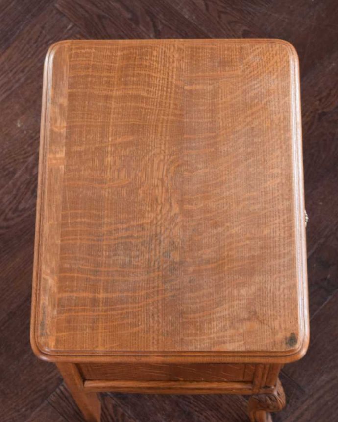 アンティークのチェスト　アンティーク家具　南フランスのアンティーク家具、彫りが美しいベッドサイドチェスト（２段） 。何を置いて楽しもうかな・・・天板も修復する際、塗装もキレイに仕上げたので、いろんなものを乗せて楽しんで下さい。(j-2334-f)