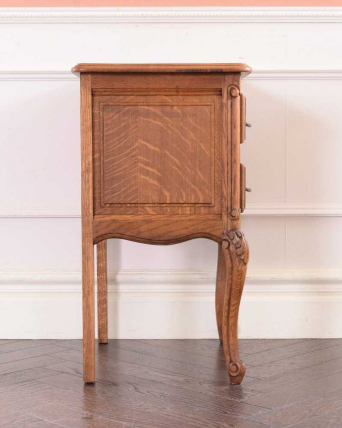 アンティークのチェスト　アンティーク家具　南フランスのアンティーク家具、彫りが美しいベッドサイドチェスト（２段） 。横から見てもステキもちろん、横顔からもフランスらしい美しさが漂っています。(j-2334-f)