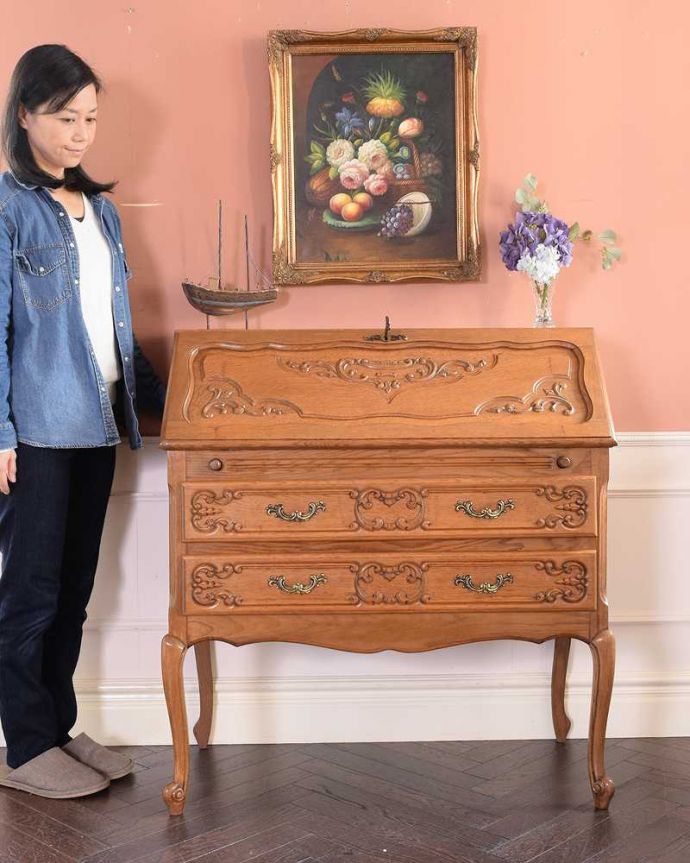 ビューロー アンティーク家具 フランスらしい彫りが美しい、鍵付きアンティークビューロー(デスク)。優雅な気分が過ごせる大人のビューローフランスらしく美しい彫り。(j-2335-f)