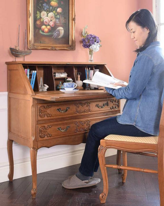 ビューロー アンティーク家具 フランスらしい彫りが美しい、鍵付きアンティークビューロー(デスク)。あっという間に大人のデスク扉を前に倒すとデスクが登場。(j-2335-f)