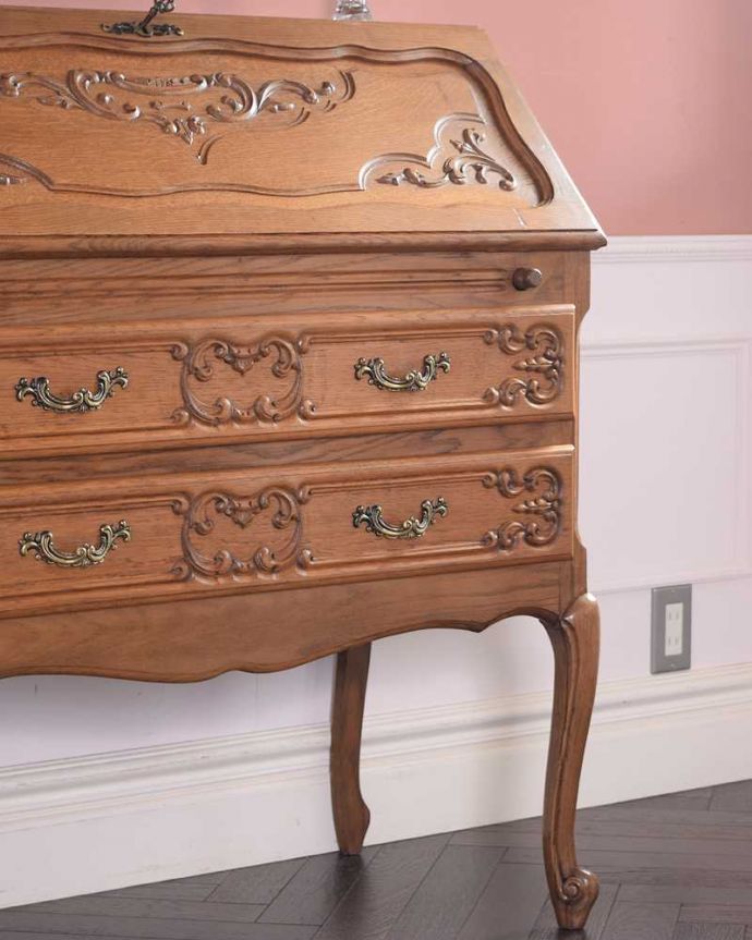フランスらしい彫りが美しい、鍵付きアンティークビューロー（デスク