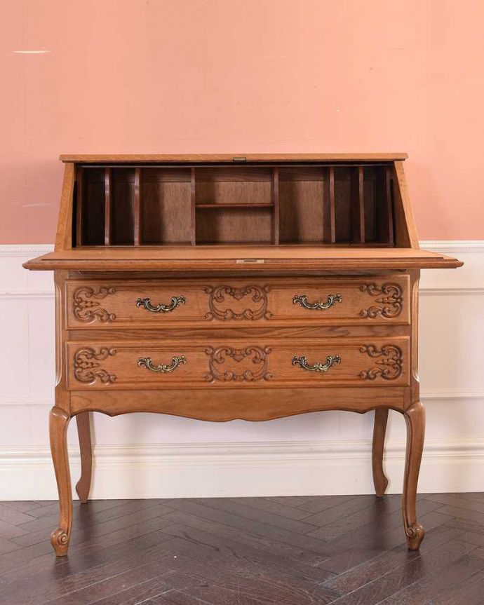 ビューロー アンティーク家具 フランスらしい彫りが美しい、鍵付きアンティークビューロー(デスク)。お片付け上手になっちゃう仕切り細々としたものがキレイに収納できるように細かく仕切られているので、いろんなものをスッキリ片付けられます。(j-2335-f)