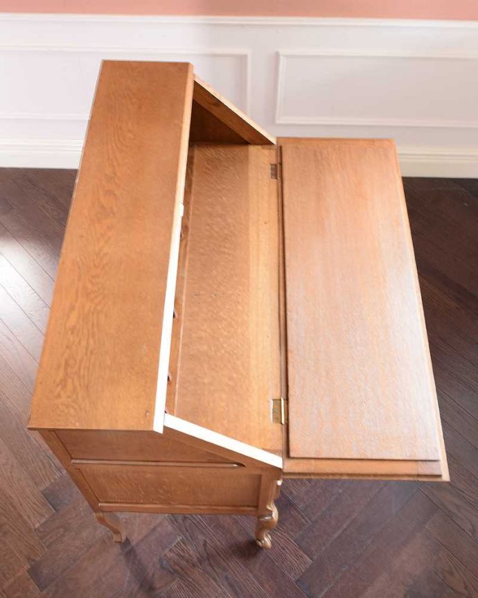 ビューロー アンティーク家具 フランスらしい彫りが美しい、鍵付きアンティークビューロー(デスク)。デスクの天板もキレイです気になるデスクの天板も専門の職人がキレイに仕上げました。(j-2335-f)