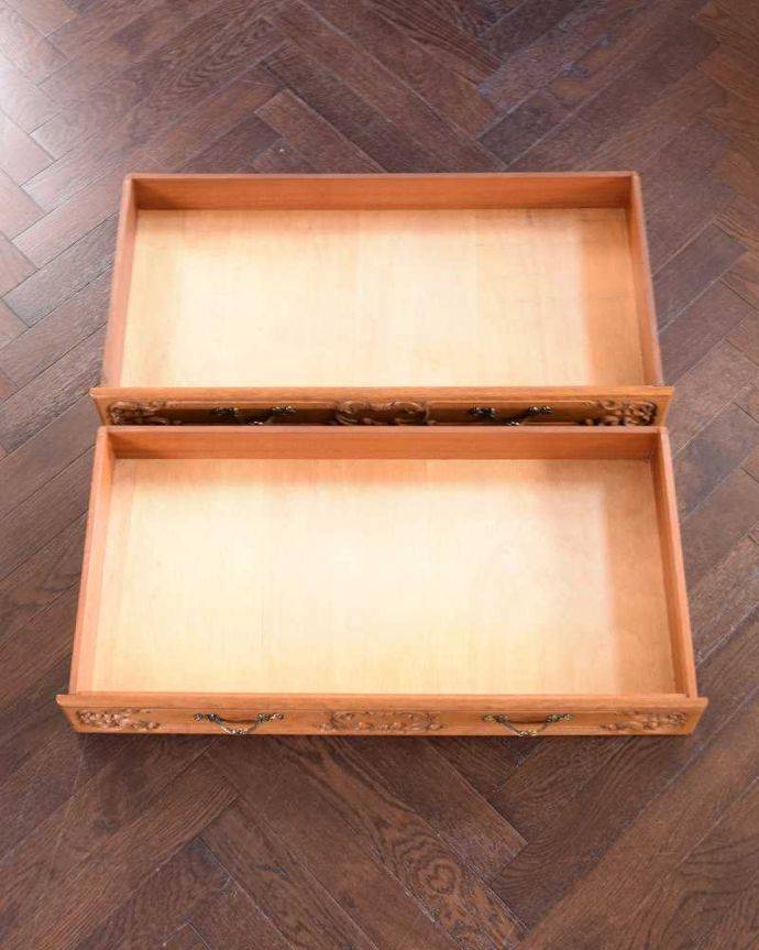 ビューロー アンティーク家具 フランスらしい彫りが美しい、鍵付きアンティークビューロー(デスク)。引き出しの中も・・・もちろん引き出しの中もキレイに仕上げました。(j-2335-f)