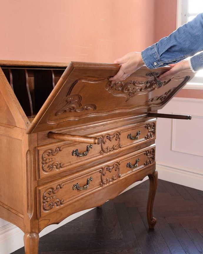 ビューロー アンティーク家具 フランスらしい彫りが美しい、鍵付きアンティークビューロー(デスク)。あっという間にデスクが登場フラップ扉を前に倒すだけで、あっという間にデスクになります。(j-2335-f)