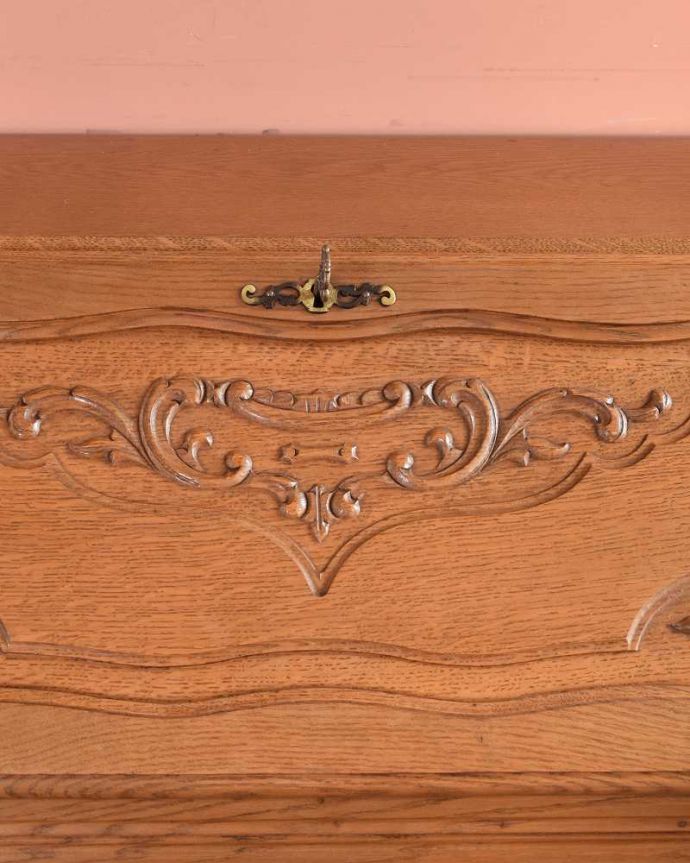 ビューロー アンティーク家具 フランスらしい彫りが美しい、鍵付きアンティークビューロー(デスク)。惚れ惚れしちゃう美しさこんなに堅い無垢材に一体どうやって彫ったんだろう?と不思議になるくらい細かい彫にうっとりです。(j-2335-f)