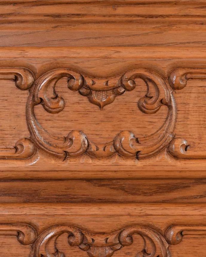 ビューロー アンティーク家具 フランスらしい彫りが美しい、鍵付きアンティークビューロー(デスク)。いろんな場所にこだわり彫のデザインもいろいろです。(j-2335-f)