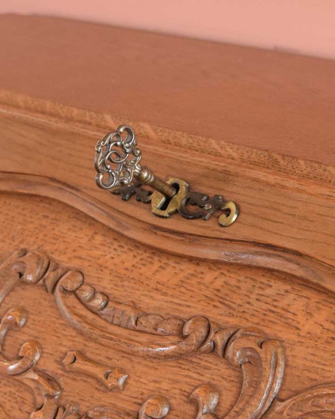 ビューロー アンティーク家具 フランスらしい彫りが美しい、鍵付きアンティークビューロー(デスク)。鍵を使って開けてみましょうアンティークの鍵が付いています。(j-2335-f)