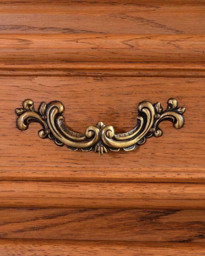 ビューロー アンティーク家具 フランスらしい彫りが美しい、鍵付きアンティークビューロー(デスク)。アンティークらしい取っ手取っ手にもこだわりが感じられます。(j-2335-f)