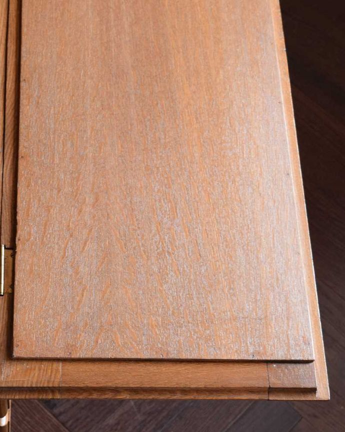 アンティーク風ビューロー 彫刻装飾付き フランスらしい彫りが美しい、鍵付きアンティークビューロー（デスク