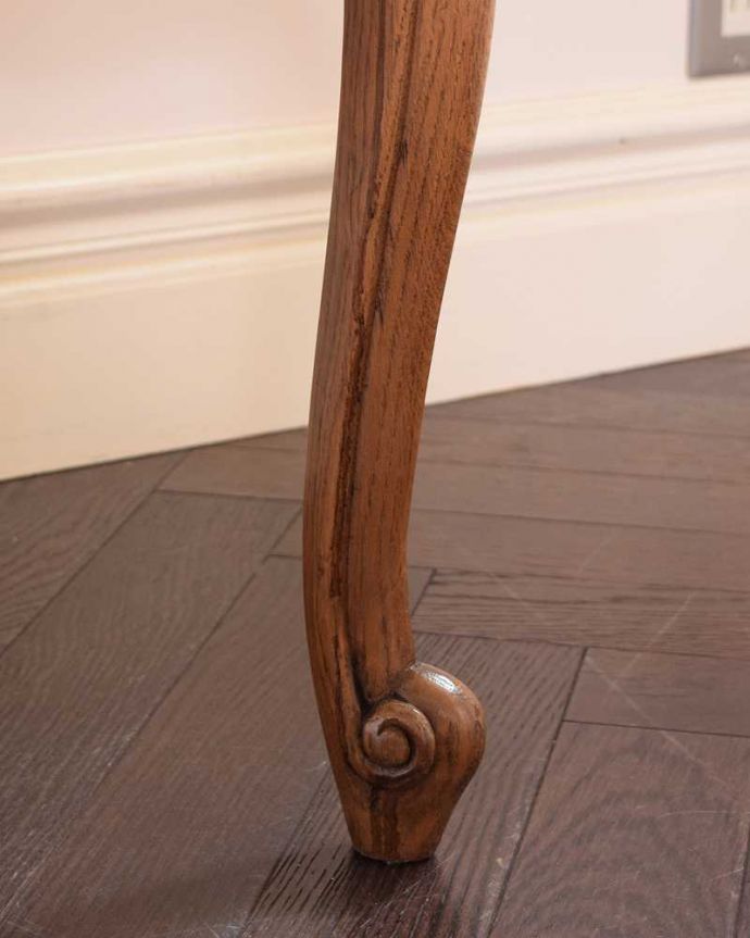 アンティーク風ビューロー 彫刻装飾付き フランスらしい彫りが美しい、鍵付きアンティークビューロー（デスク