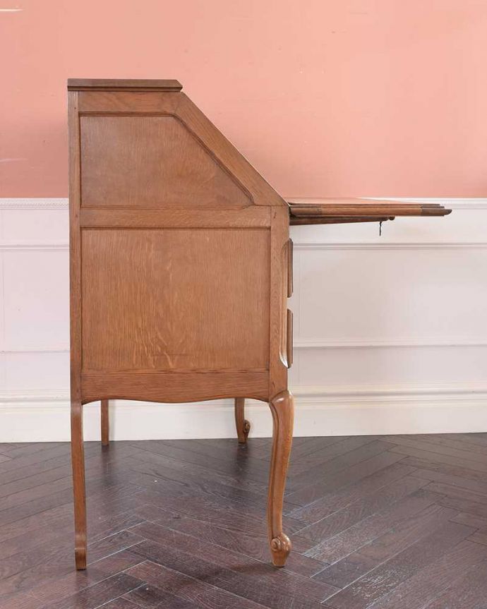 フランスらしい彫りが美しい、鍵付きアンティークビューロー（デスク