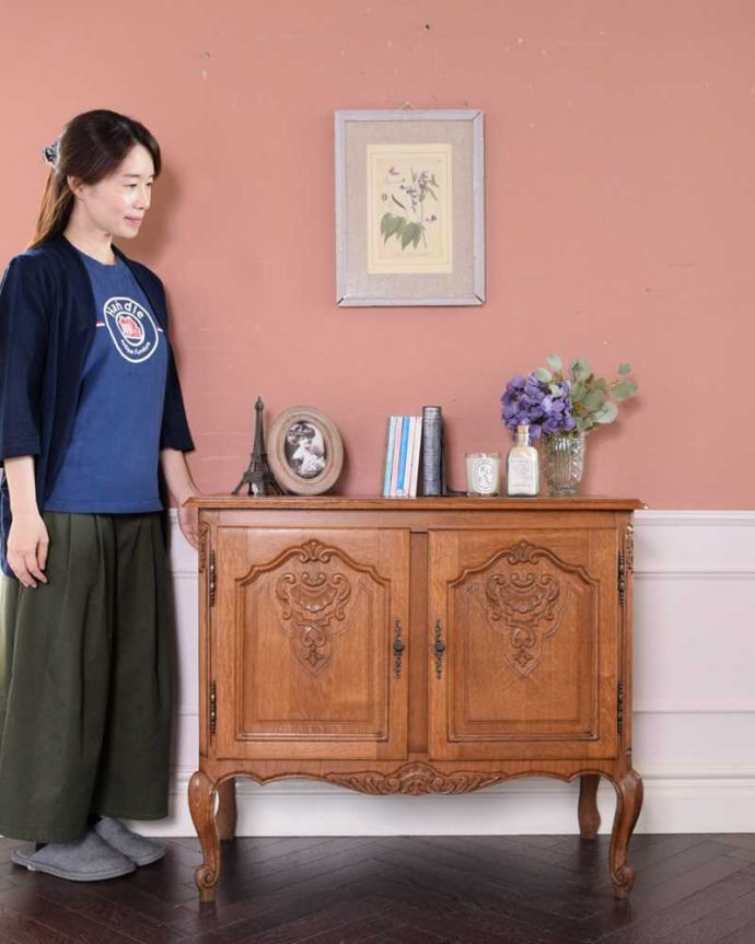 アンティークのキャビネット アンティーク家具 フランス輸入のアンティーク家具、華やかな木製のフレンチキャビネット。自慢はフランスらしい曲線美。(j-2336-f)