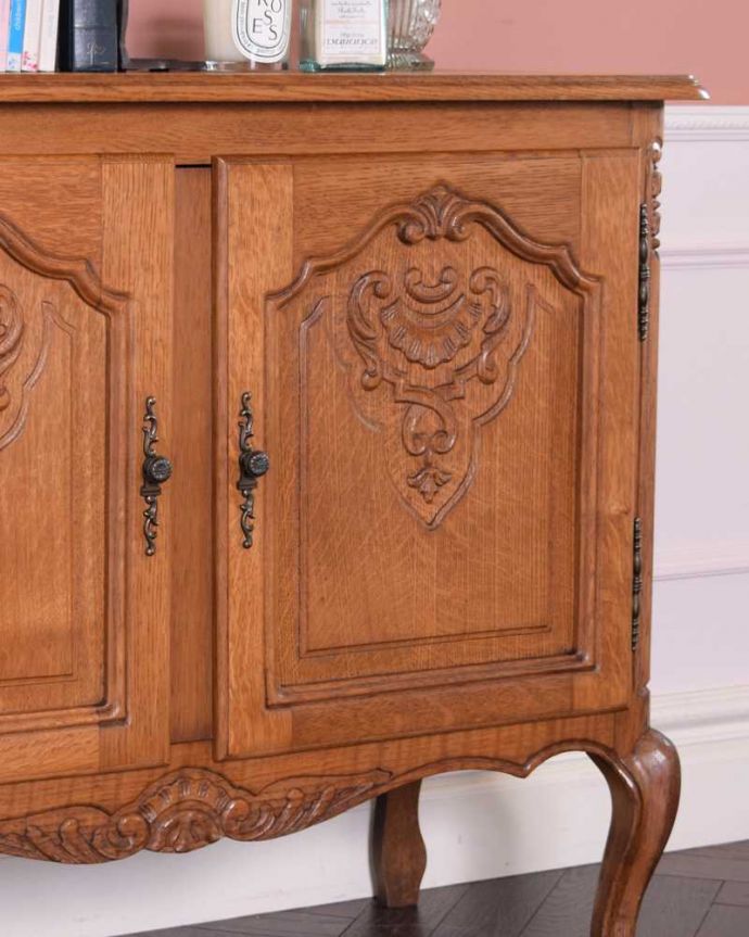アンティークのキャビネット アンティーク家具 フランス輸入のアンティーク家具、華やかな木製のフレンチキャビネット。彫の美しさも自慢です。(j-2336-f)