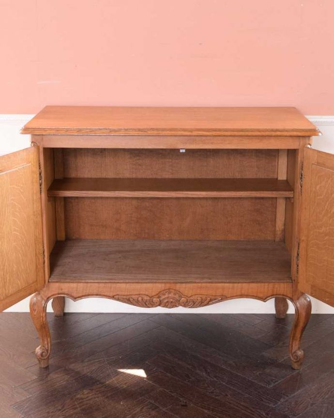 アンティークのキャビネット アンティーク家具 フランス輸入のアンティーク家具、華やかな木製のフレンチキャビネット。扉を開けて中を見ると・・・扉の中は職人が修復して、こんな感じにキレイに仕上げました。(j-2336-f)