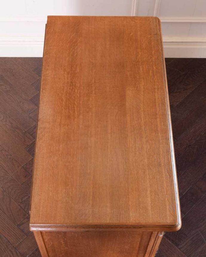 アンティークのキャビネット アンティーク家具 フランス輸入のアンティーク家具、華やかな木製のフレンチキャビネット。何を置いて楽しもうかな・・・修復する際、天板もこんな感じでキレイに仕上げました。(j-2336-f)