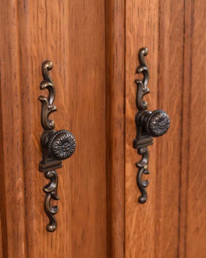 アンティークのキャビネット アンティーク家具 フランス輸入のアンティーク家具、華やかな木製のフレンチキャビネット。取っ手のデザインも優雅こんな所からもフランスらしさが感じられる取っ手。(j-2336-f)