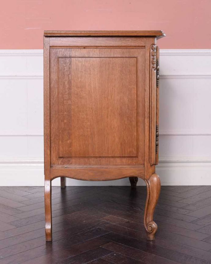 アンティークのキャビネット アンティーク家具 フランス輸入のアンティーク家具、華やかな木製のフレンチキャビネット。横顔だっても美しい正面だけじゃなく横から見てもフランスらしい美しさが漂っています。(j-2336-f)