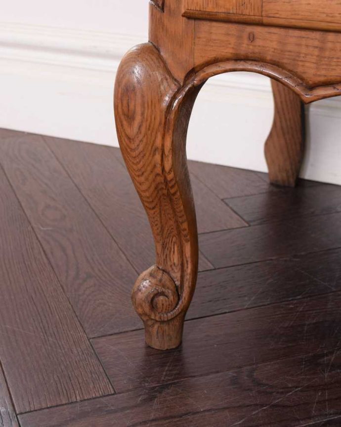 アンティークのキャビネット アンティーク家具 フランス輸入のアンティーク家具、華やかな木製のフレンチキャビネット。女性1人でラクラク運べちゃう仕掛けHandleのアンティークは、脚の裏にフェルトキーパーをお付けしています。(j-2336-f)