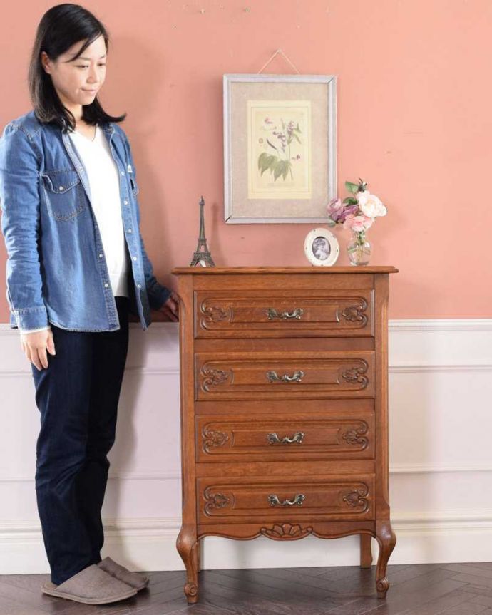 アンティークのチェスト　アンティーク家具　フランス輸入のアンティーク家具、彫りがキレイでどこにでも置けるスリムな４段チェスト 。フランスらしい優雅なアンティークのチェスト脚の美しい曲線美は、さすがフランスのアンティーク。(j-2337-f)