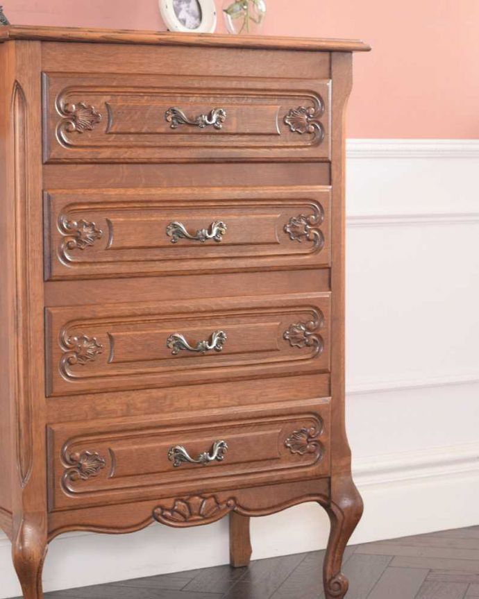 アンティークのチェスト　アンティーク家具　フランス輸入のアンティーク家具、彫りがキレイでどこにでも置けるスリムな４段チェスト 。自慢したくなる美しさやっぱりフランスのチェストは美しい見た目が魅力。(j-2337-f)