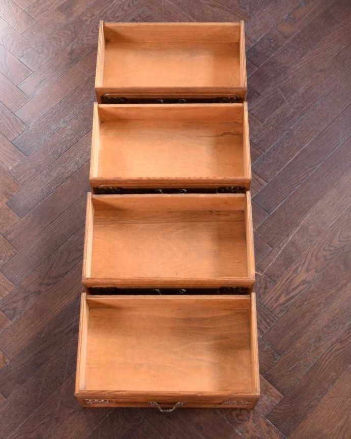 アンティークのチェスト　アンティーク家具　フランス輸入のアンティーク家具、彫りがキレイでどこにでも置けるスリムな４段チェスト 。引き出しの中もキレイですもちろん引き出しの中も職人がキレイ仕上げました。(j-2337-f)