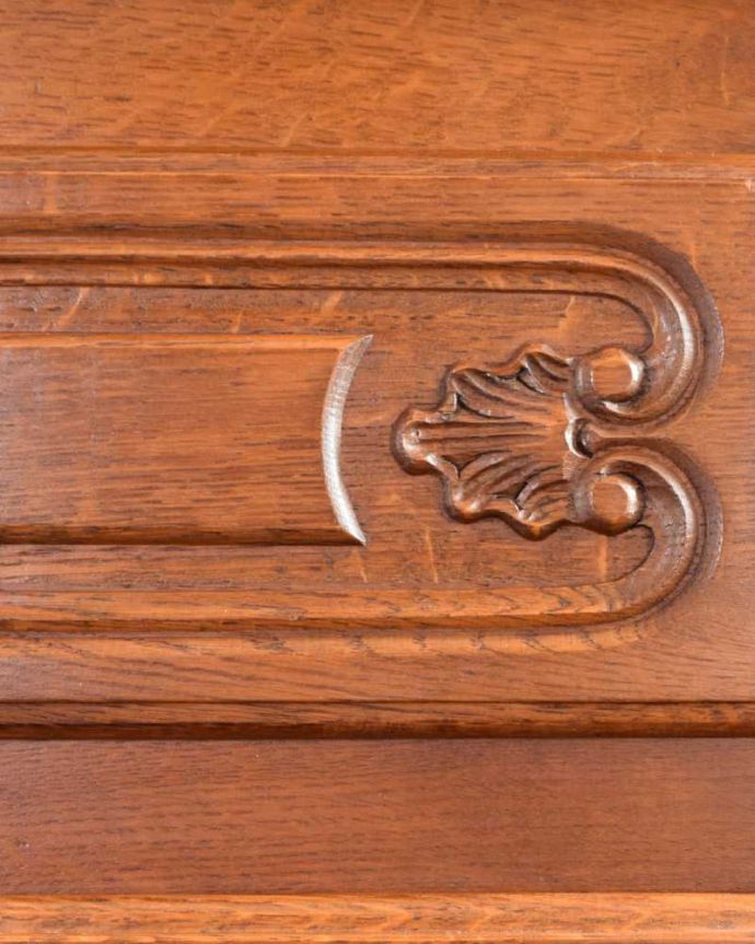 アンティークのチェスト　アンティーク家具　フランス輸入のアンティーク家具、彫りがキレイでどこにでも置けるスリムな４段チェスト 。フランスらしい彫りフランスらしさの象徴とも言える、優雅な彫りの装飾。(j-2337-f)