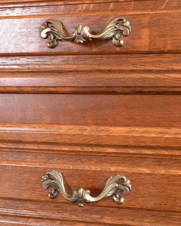 アンティークのチェスト　アンティーク家具　フランス輸入のアンティーク家具、彫りがキレイでどこにでも置けるスリムな４段チェスト 。開ける度にワクワクする取っ手優雅なデザインの取っ手。(j-2337-f)