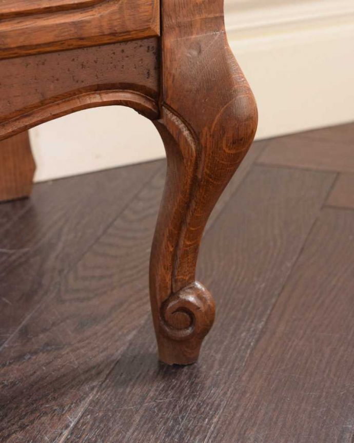 アンティークのチェスト　アンティーク家具　フランス輸入のアンティーク家具、彫りがキレイでどこにでも置けるスリムな４段チェスト 。女性1人でもラクラク運べますHandleのアンティークは、脚の裏にフェルトキーパーをお付けしています。(j-2337-f)