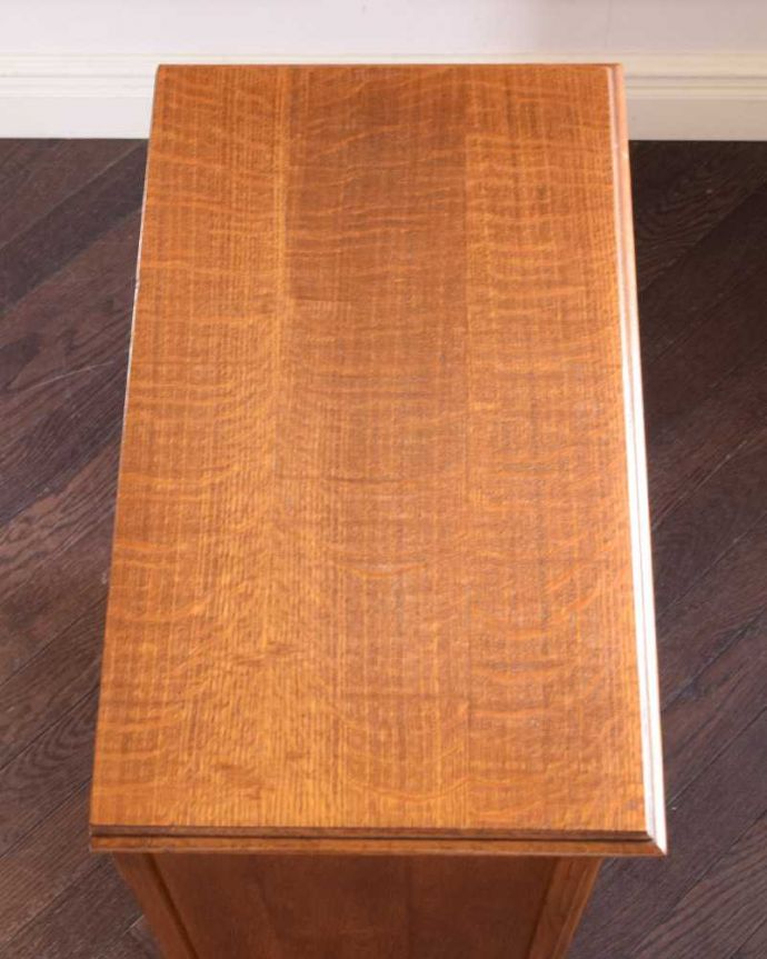 アンティークのチェスト　アンティーク家具　フランス輸入のアンティーク家具、彫りがキレイでどこにでも置けるスリムな４段チェスト 。何を置いて楽しもうかな・・・天板も修復する際、塗装もキレイに仕上げたので、いろんなものを乗せて楽しんで下さい。(j-2337-f)