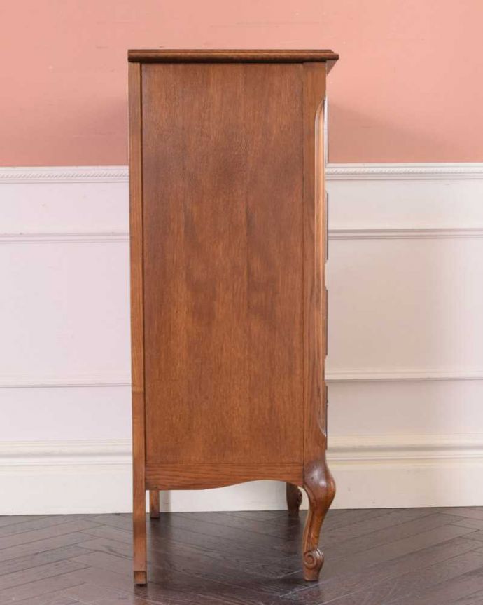アンティークのチェスト　アンティーク家具　フランス輸入のアンティーク家具、彫りがキレイでどこにでも置けるスリムな４段チェスト 。横から見てもステキもちろん、横顔からもフランスらしい美しさが漂っています。(j-2337-f)