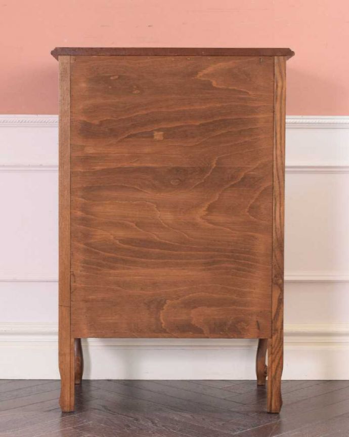 アンティークのチェスト　アンティーク家具　フランス輸入のアンティーク家具、彫りがキレイでどこにでも置けるスリムな４段チェスト 。後ろ姿にも気を使ってますアンティークは新品ではないので、経年変化によるキズはありますが、専門の職人がお直しをしたので、後ろ姿もキレイです。(j-2337-f)