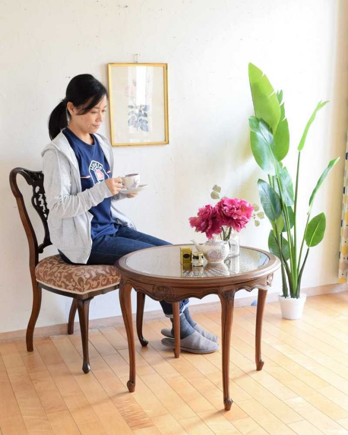 アンティークのテーブル　アンティーク家具　編み目が美しいガラス天板のアンティーク家具、優雅なフランスのコーヒーテーブル 。優雅な時間が過ごせるフランスらしさフランスらしい美しい脚のコーヒーテーブルは、見た目はもちろんここで過ごす時間も優雅にしてくれます。(j-2338-f)