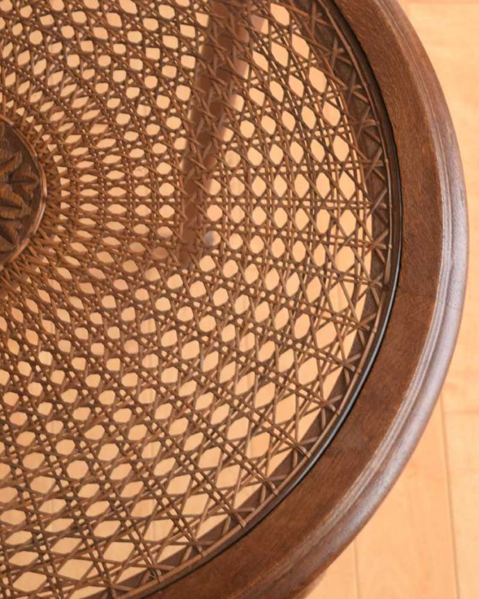 アンティークのテーブル　アンティーク家具　編み目が美しいガラス天板のアンティーク家具、優雅なフランスのコーヒーテーブル 。近づいて見てみると…こんな感じでとても細かい網目なんです。(j-2338-f)
