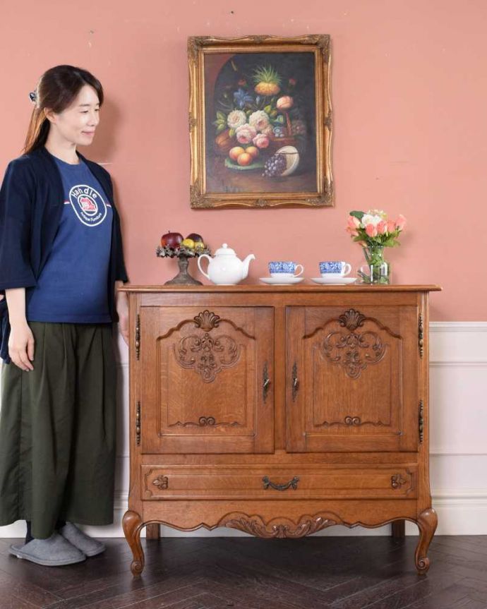 アンティークのキャビネット　アンティーク家具　エレガントな彫刻が美しいフランス輸入のアンティークキャビネット（引き出し付き）。美しく優雅な雰囲気が漂うフランスらしいキャビネット誰が見ても女性らしいフォルムと美しい彫が自慢のキャビネット。(j-2339-f)