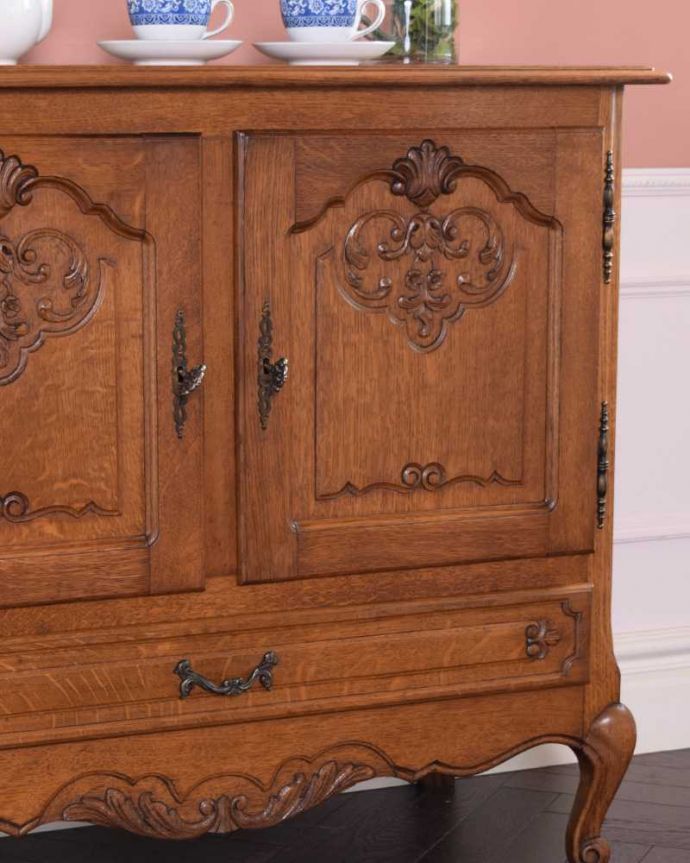 アンティークのキャビネット　アンティーク家具　エレガントな彫刻が美しいフランス輸入のアンティークキャビネット（引き出し付き）。扉にはフランスらしく美しい彫真っ先に目に飛び込んでくる扉に施された彫はずっと眺めていたいくらいの美しさ。(j-2339-f)