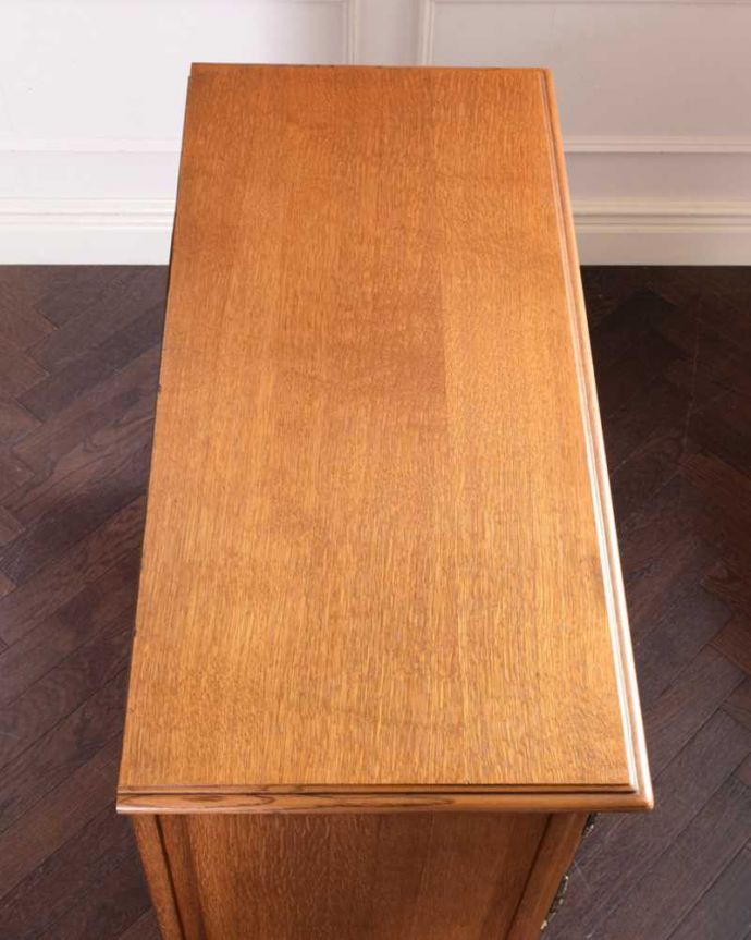 アンティークのキャビネット　アンティーク家具　エレガントな彫刻が美しいフランス輸入のアンティークキャビネット（引き出し付き）。上から見てみると･･･もちろん、上から見てもキレイです。(j-2339-f)