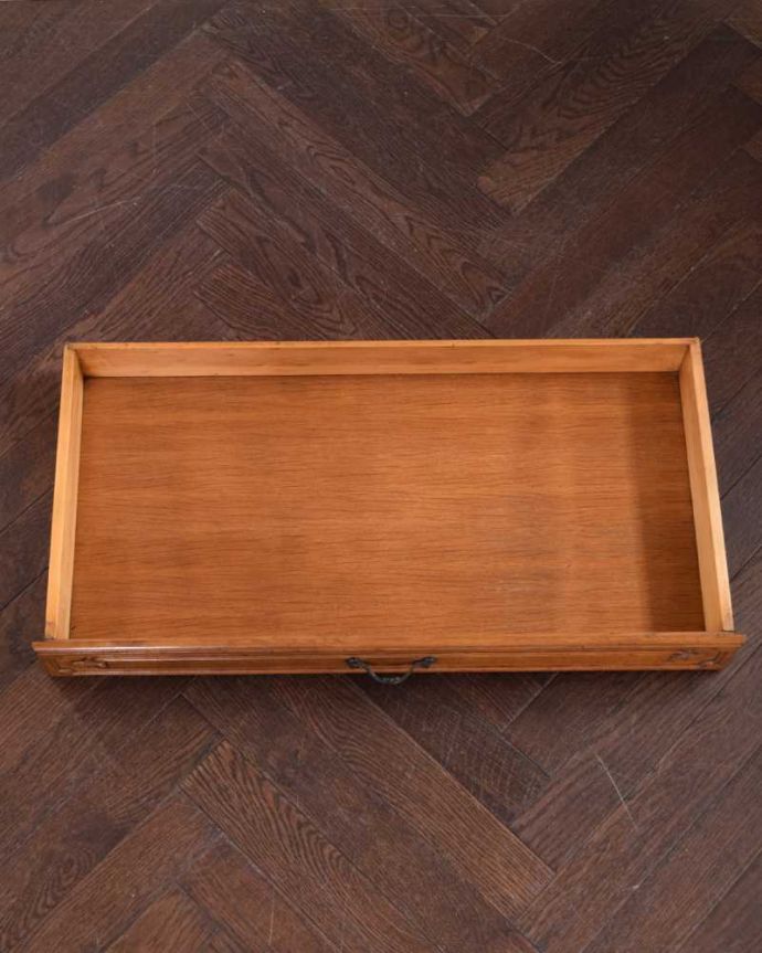 アンティークのキャビネット　アンティーク家具　エレガントな彫刻が美しいフランス輸入のアンティークキャビネット（引き出し付き）。引き出しの中も、何を入れてもOKです。(j-2339-f)