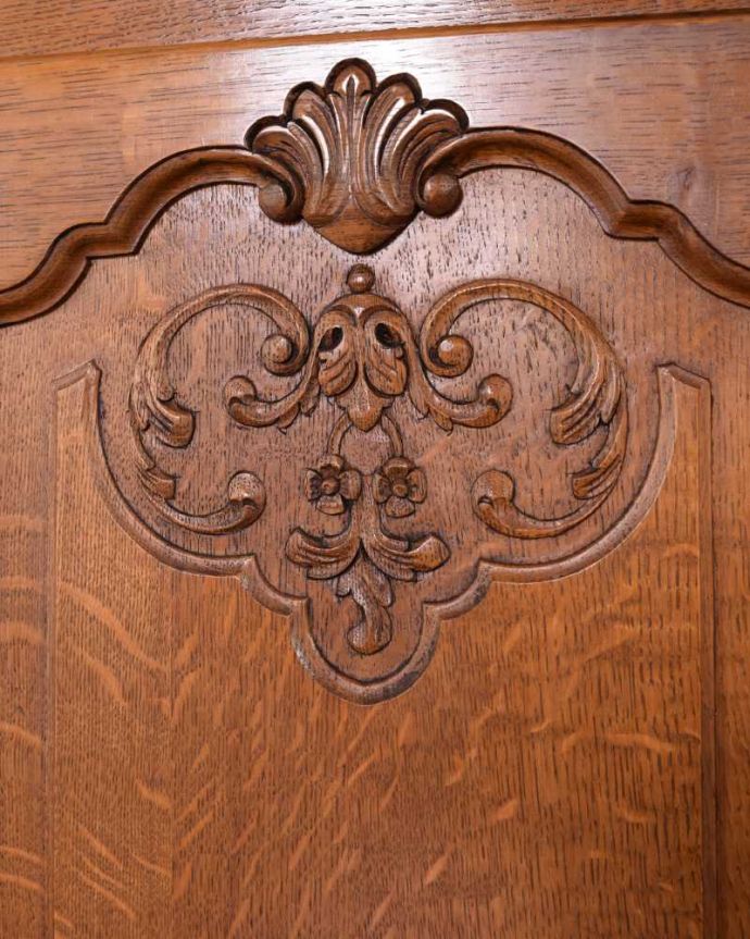 アンティークのキャビネット　アンティーク家具　エレガントな彫刻が美しいフランス輸入のアンティークキャビネット（引き出し付き）。じっくり選んできました買い付けの時、納得するまで探し続けた彫のデザイン。(j-2339-f)