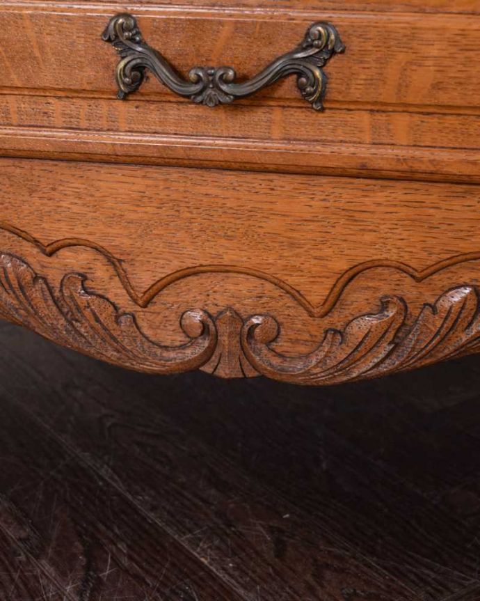 アンティークのキャビネット　アンティーク家具　エレガントな彫刻が美しいフランス輸入のアンティークキャビネット（引き出し付き）。フランスらしい彫りフランスらしさの象徴とも言える、優雅な彫りの装飾。(j-2339-f)