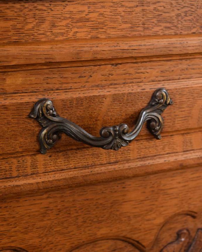 アンティークのキャビネット　アンティーク家具　エレガントな彫刻が美しいフランス輸入のアンティークキャビネット（引き出し付き）。優雅な雰囲気漂う曲線の取っ手。(j-2339-f)
