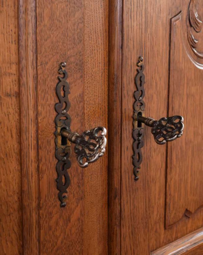 アンティークのキャビネット　アンティーク家具　エレガントな彫刻が美しいフランス輸入のアンティークキャビネット（引き出し付き）。開ける度にワクワクする取っ手鍵を回して開けてください。(j-2339-f)