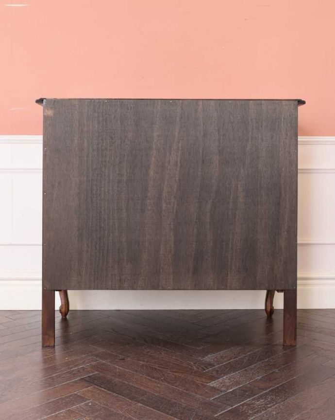 アンティークのキャビネット　アンティーク家具　エレガントな彫刻が美しいフランス輸入のアンティークキャビネット（引き出し付き）。実は後ろ姿も見て欲しい･･･アンティークは新品ではないので、もちろん経年変化によるキズはありますが、専門の職人がお直しをしているので後ろ姿にまで自信アリです。(j-2339-f)