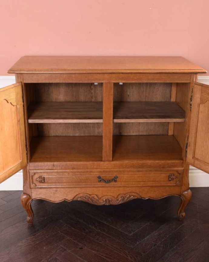 アンティークのキャビネット　アンティーク家具　エレガントな彫刻が美しいフランス輸入のアンティークキャビネット（引き出し付き）。扉を開けて中を見ると･･･もちろん見た目だけではありません。(j-2339-f)