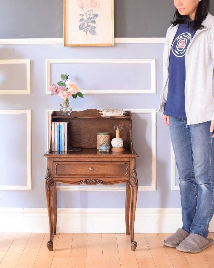 アンティークのキャビネット　アンティーク家具　寝室で使えるアンティークの南仏家具、引き出し付きのナイトテーブル（ベッドサイドチェスト）。アンティークらしさがキュッと詰めこまれたキャビネットどんな場所にも置けるコンパクトなサイズの中に、アンティークらしい風格がたっぷる感じられる小さなキャビネットは、初めてアンティークにチャレンジする方にもおススメです。(j-2340-f)