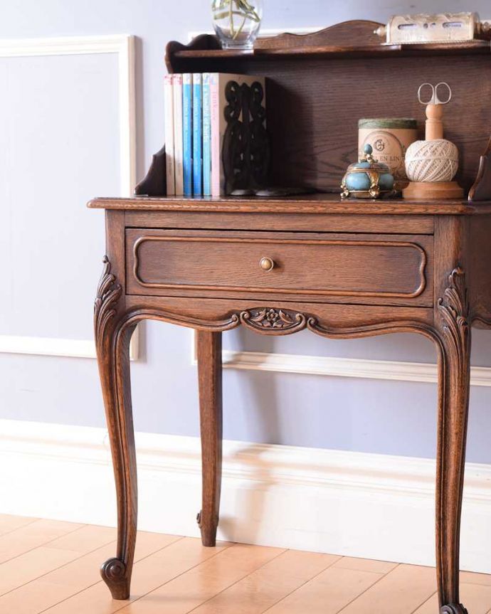 アンティークのキャビネット　アンティーク家具　寝室で使えるアンティークの南仏家具、引き出し付きのナイトテーブル（ベッドサイドチェスト）。フランスらしい彫の美しさが自慢コンパクトな扉面には驚くほど細かい彫。(j-2340-f)