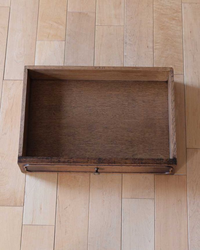 アンティークのキャビネット　アンティーク家具　寝室で使えるアンティークの南仏家具、引き出し付きのナイトテーブル（ベッドサイドチェスト）。引き出しの中もキレイです。(j-2340-f)