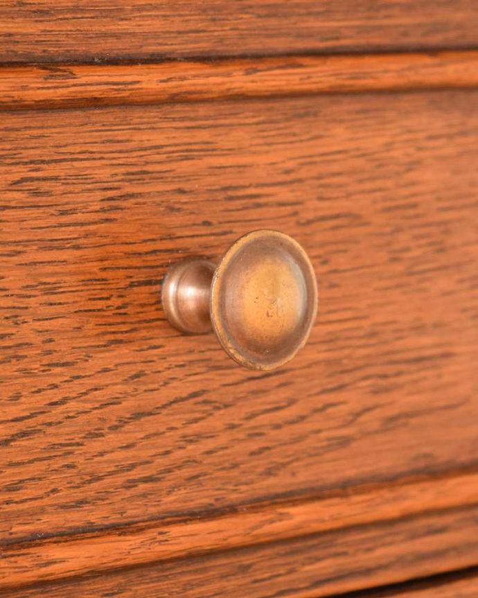 アンティークのキャビネット　アンティーク家具　寝室で使えるアンティークの南仏家具、引き出し付きのナイトテーブル（ベッドサイドチェスト）。アクセサリーの様な取っ手。(j-2340-f)