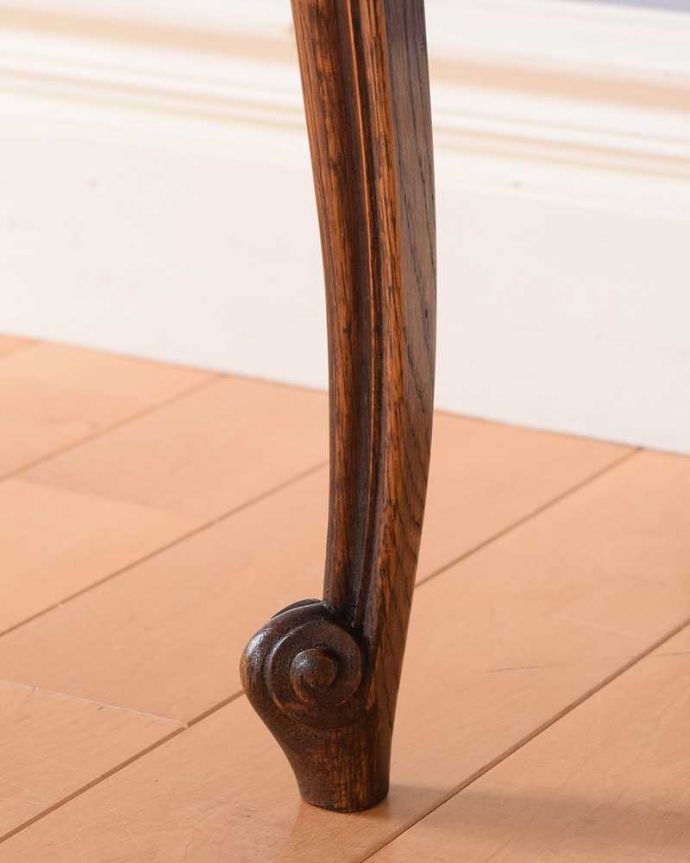 アンティークのキャビネット　アンティーク家具　寝室で使えるアンティークの南仏家具、引き出し付きのナイトテーブル（ベッドサイドチェスト）。女性１人でもラクに運べちゃうヒミツHandleのアンティークは、脚の裏にフェルトキーパーをお付けしているので、床を滑らせれば女性でも移動がカンタンに出来ます！。(j-2340-f)